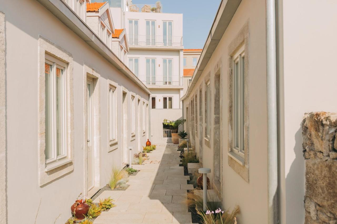 Village Aparthotel By Boa Порту Экстерьер фото The narrow alleyway of the courtyard of the convent