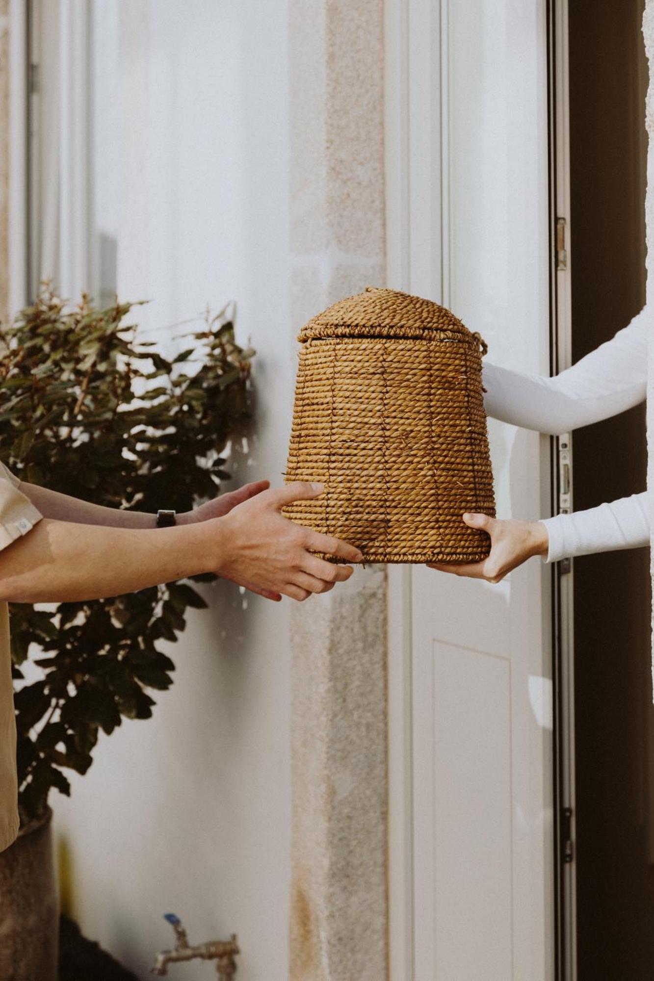 Village Aparthotel By Boa Порту Экстерьер фото A beekeeper delivers a package of honey to a customer