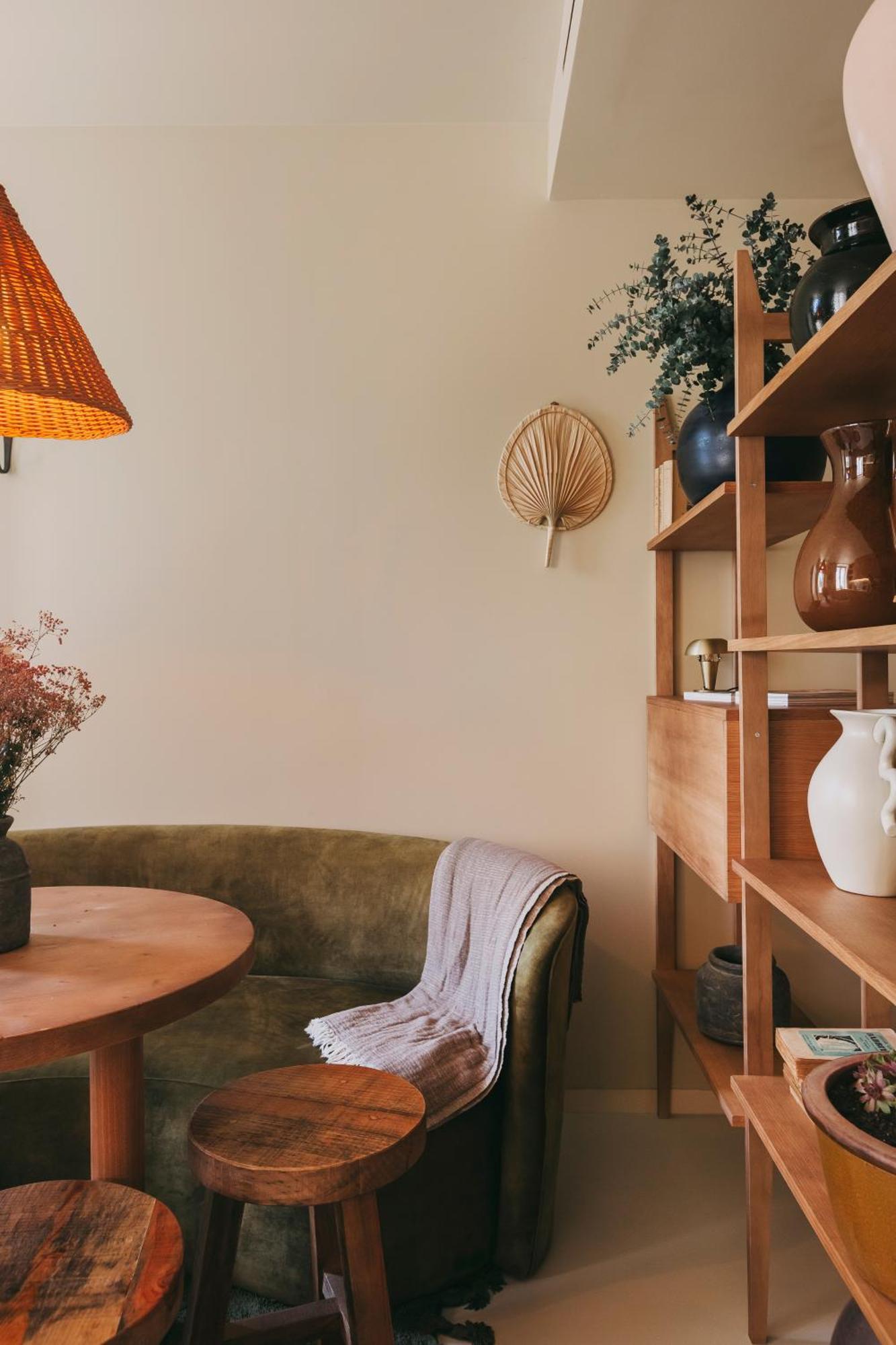 Village Aparthotel By Boa Порту Номер фото A living room with a sofa, a table, a shelf and a lamp